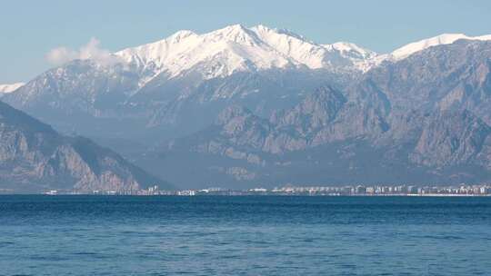 特写被大雪覆盖的阿尔卑斯山脉与山脚湖泊