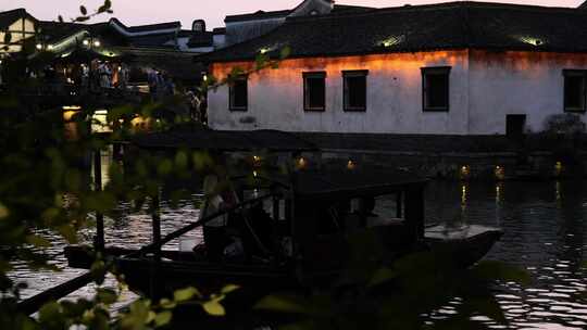 乌镇夜景乌篷船在河里前行的风光视频素材模板下载