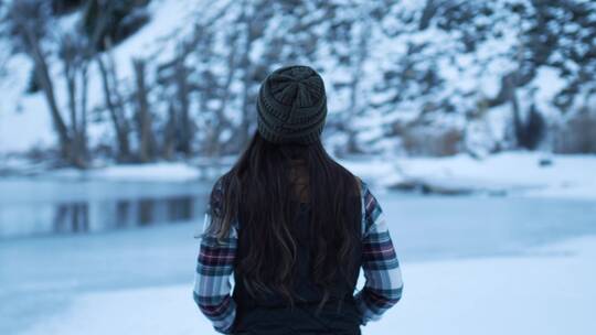 女孩走在雪地里