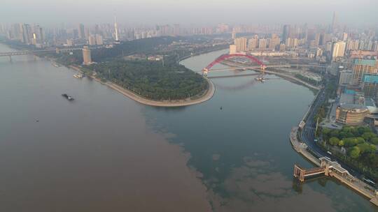 武汉江滩航拍汉江长江交汇处船视频素材模板下载