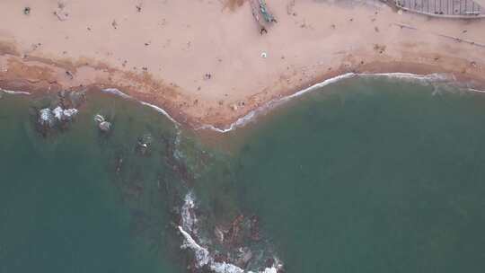 俯拍大海海浪沙滩礁石