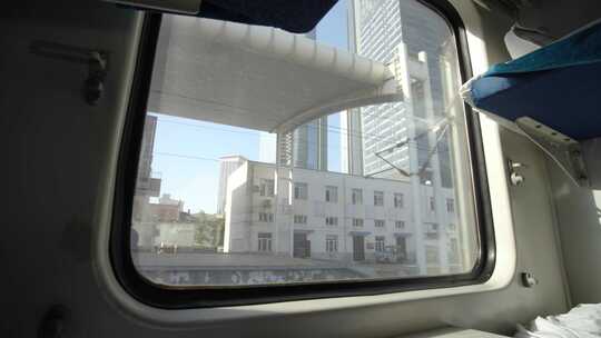 列车窗外景色站台到站下车