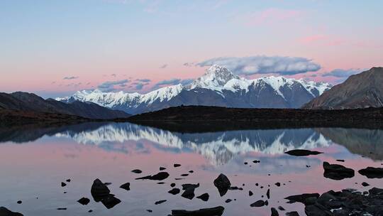 贡嘎雪山和湖泊唯美日落航拍