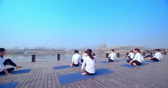 室外练习瑜伽的女孩