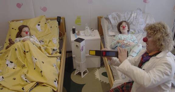 小丑在病房给孩子表演