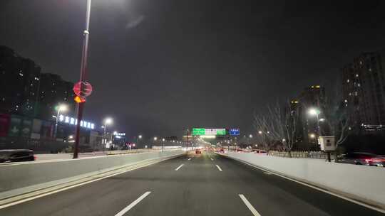 城市夜晚夜景开车第一视角汽车窗外沿途风景