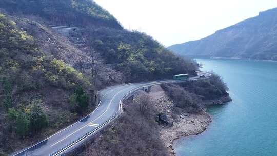 山林湖泊山道车辆大巴车