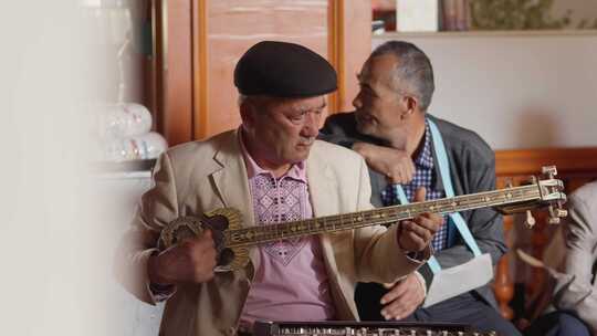 新疆喀什 乌鲁木齐 茶馆 老人 传统表演