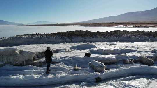 青海海南青海湖冬季冰面人物航拍视频