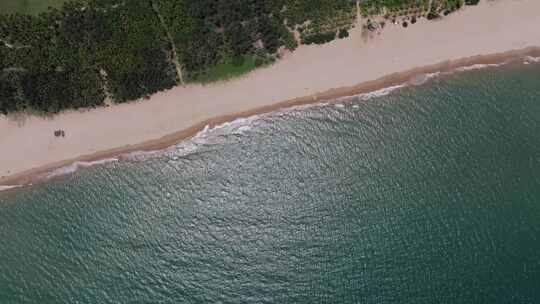 航拍三亚海棠湾蜈支洲岛蓝天白云海浪沙滩