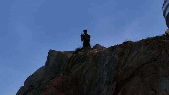 平潭岛站在石头顶上的男子