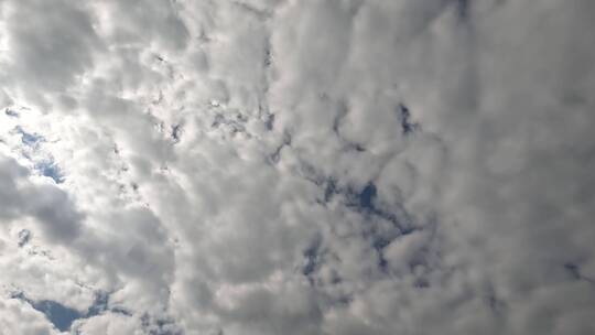 阴天天气天空上飘动的白云延时摄影