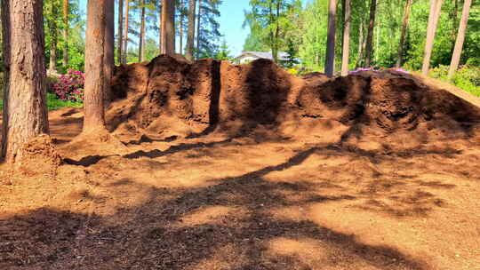 郊区房屋森林建筑区的堆积如山的泥土