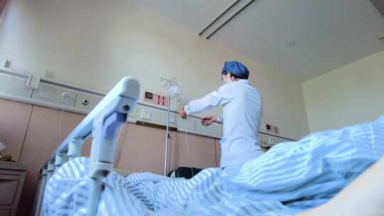 医院病房医生护士给病人换药水视频素材视频素材模板下载