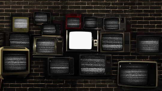 旧电视在墙上打开绿屏。