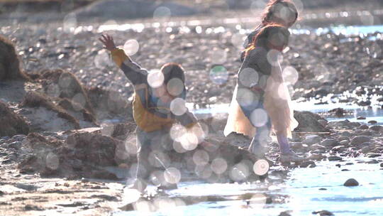 藏区小孩河边玩耍欢声笑语