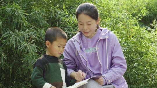 母亲与小朋友户外看书学习