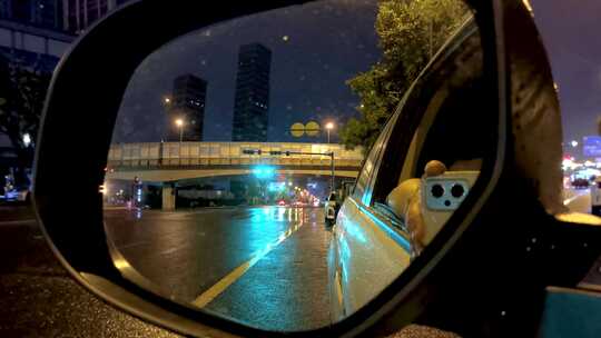 雨中夜晚，透过后视镜的公路