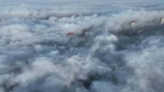 4K城市航拍烟雾缭绕云层之上