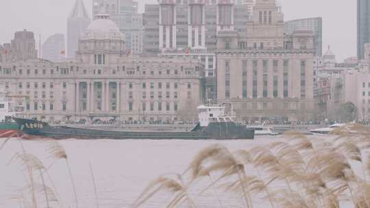 上海黄浦江上的船与外滩万国建筑