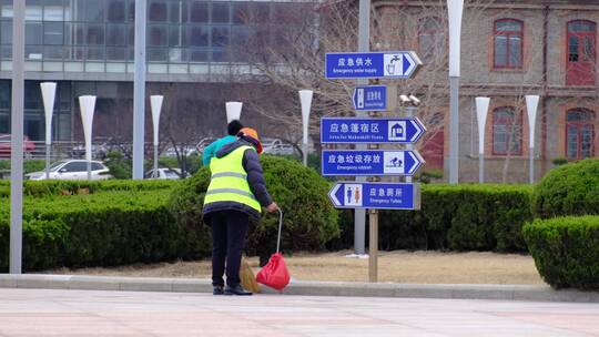 休闲滨海广场环卫清洁工人