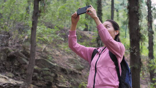中国人女人树林徒步旅游拍照视频对话看风景