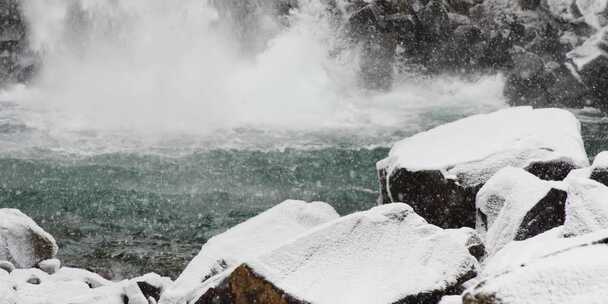 冰岛斯瓦蒂福斯瀑布旁的岩石上落下的雪
