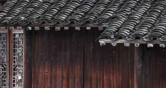 （慢镜）中国千年古镇乌镇下雨天屋檐滴水