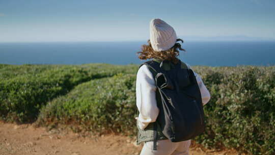 海景女孩独自旅行背包视频素材模板下载