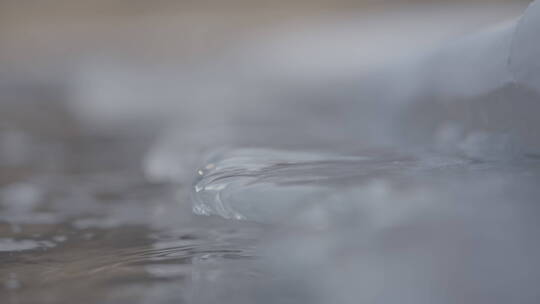 水流轻触冰岸变焦特写4k50帧灰片