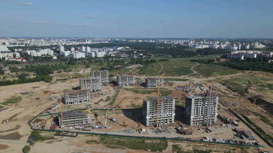 新城市街区的建筑工地。建筑工程正在进行中。