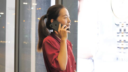 亚洲中国女性在商场玩手机互联网沟通
