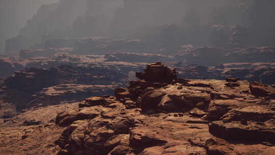 深红陛下雄伟的岩石峡谷与高耸的山景