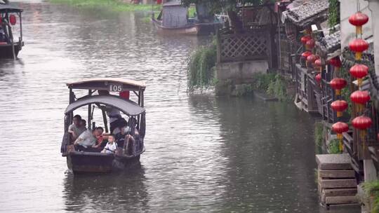 浙江西塘古镇下雨天摇橹划船4K视频视频素材模板下载