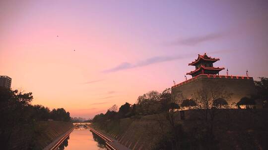 高清落日下的西安著名旅游景点明城墙