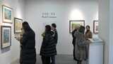 外国人参观艺术画展高清在线视频素材下载