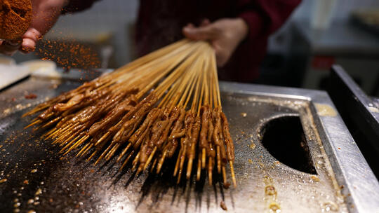 慢镜头升格拍摄城市街头小吃美食烧烤烹饪