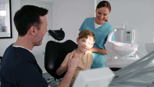 去看牙医后的男孩视频素材模板下载