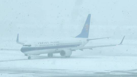 飞机 机场下雪