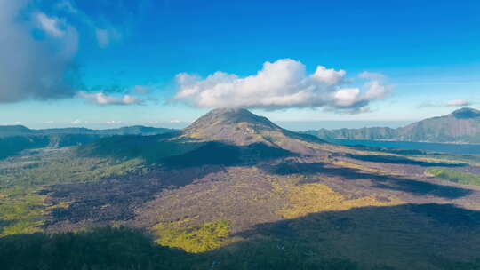 巴图尔火山雄伟地矗立在周围被郁郁葱葱的绿