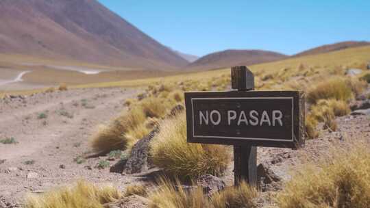 沙漠中南美山区的禁止侵入木制标志