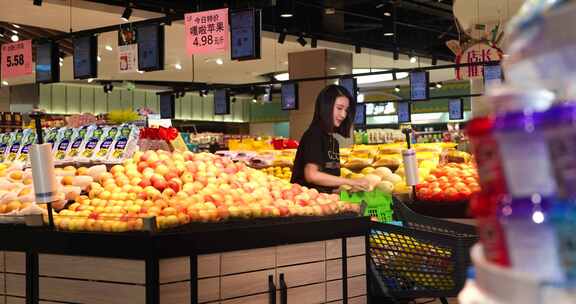 超市购物  挑选商品 美女逛超市