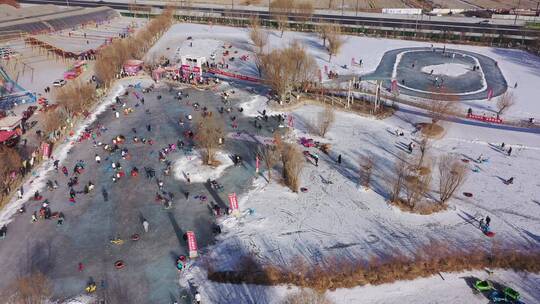 冬日里在冰上滑冰玩耍的人群