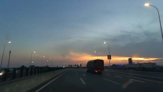 行驶高速公路 驾驶员视角拍摄高速夕阳