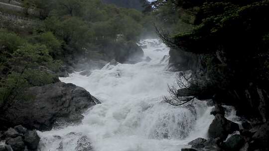 奔腾江河水