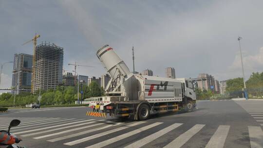 实拍杭州城市夏日高温下喷雾洒水车