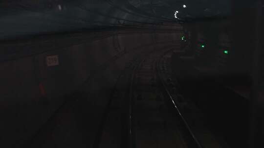 地铁在隧道穿梭 行驶 主观视角