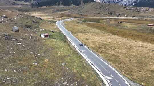 航拍汽车行驶在四川甘孜理塘措普沟户外道路