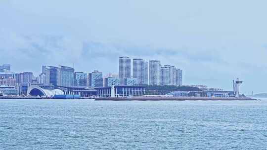 青岛下雨中的浮山湾城市建筑海岸线风光