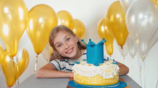 女孩过生日和生日蛋糕